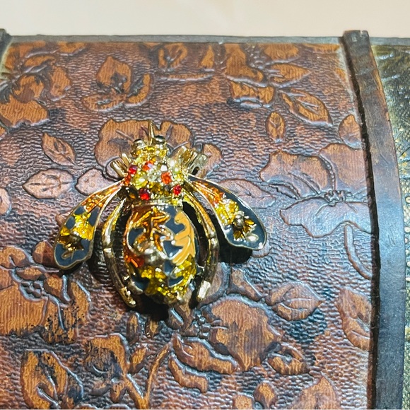 RARE! Joan Rivers “Fall Bee” Signed With Crystals & high quality enamel! - Picture 3 of 16